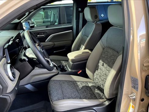 Used 2024 Chevrolet Colorado ZR2 w/ Technology Package image 7