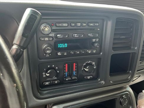 Used 2005 Chevrolet Silverado 2500 LS w/ Heavy-Duty Power Package AWD/4WD image 15