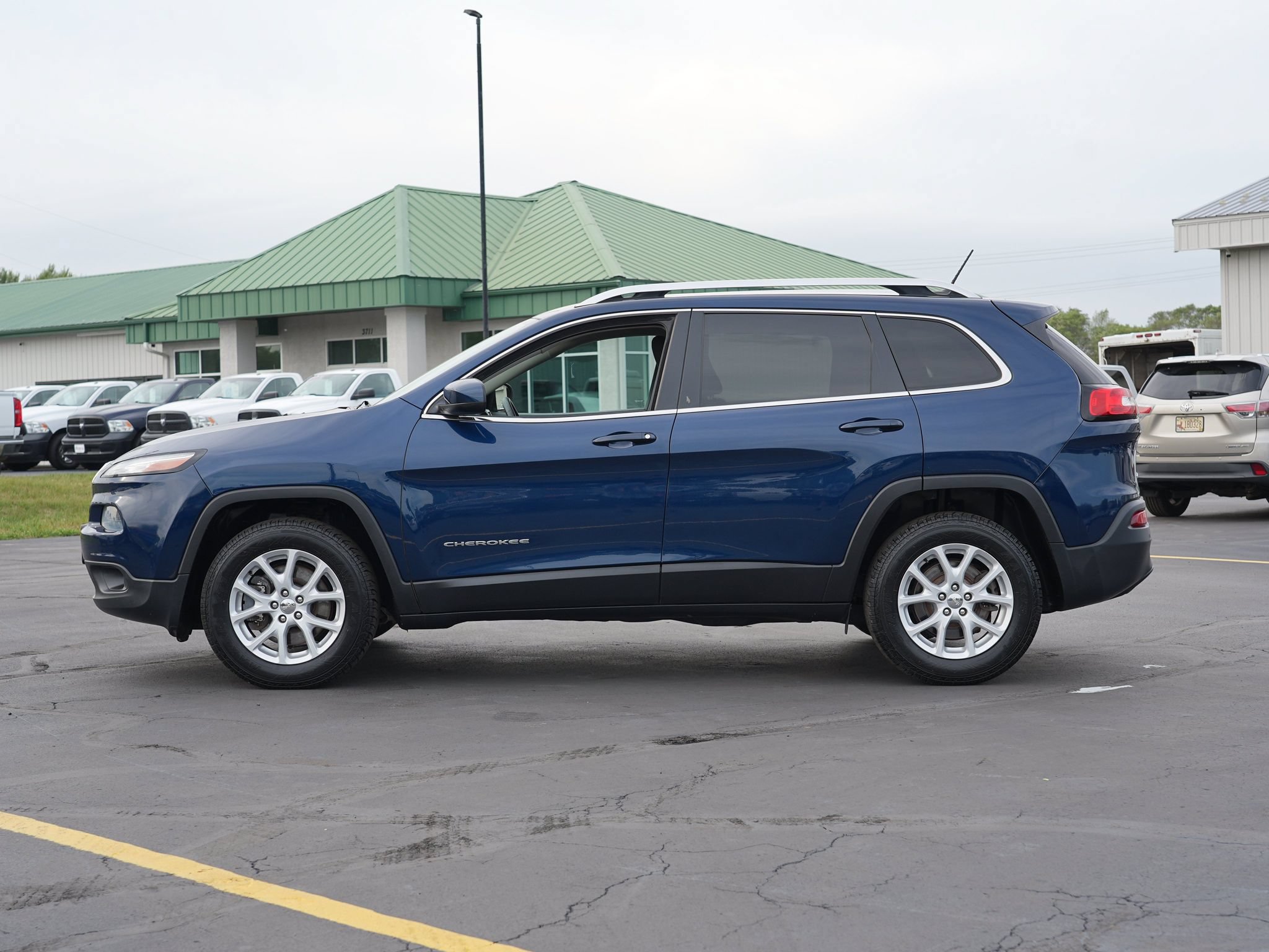 Used 2018 Jeep Cherokee Latitude w/ Safety Group AWD/4WD image 7