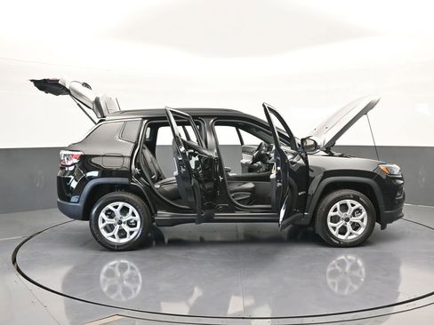 Used 2025 Jeep Compass Latitude image 65