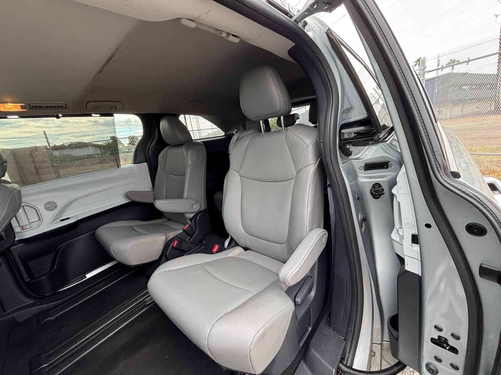 Used 2025 Toyota Sienna XLE FWD image 39