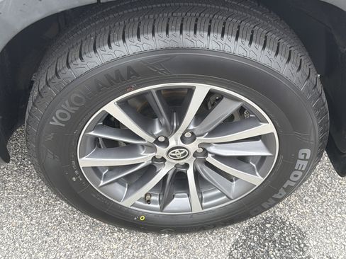 Used 2019 Toyota Highlander XLE image 29