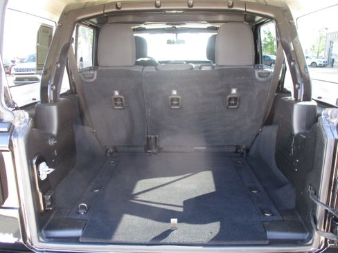 Used 2018 Jeep Wrangler Unlimited Sahara AWD/4WD image 33
