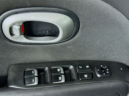 Used 2019 Kia Soul + image 22