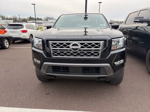 Used 2022 Nissan Frontier SV image 2