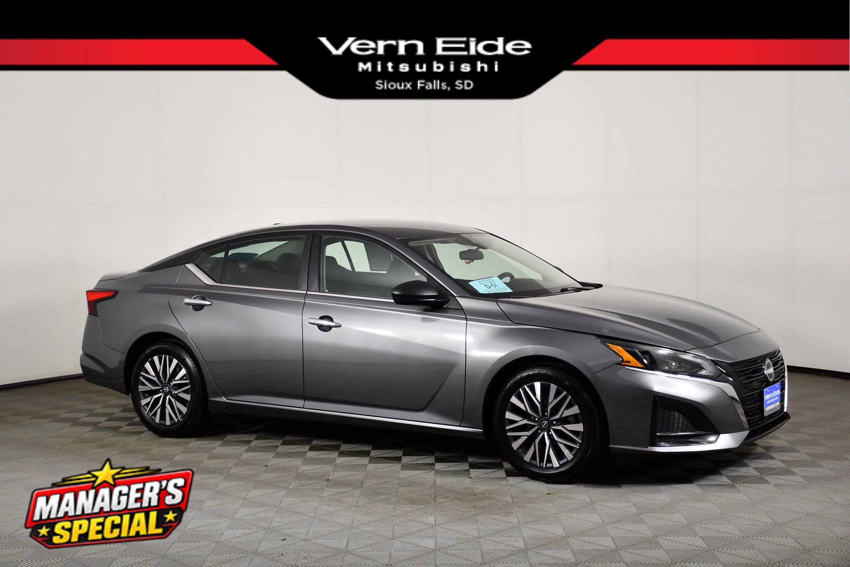 Used 2024 Nissan Altima 2.5 SV FWD image 1