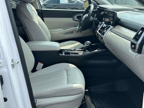 Used 2022 Kia Sorento EX w/ Panoramic Sunroof Package FWD image 6