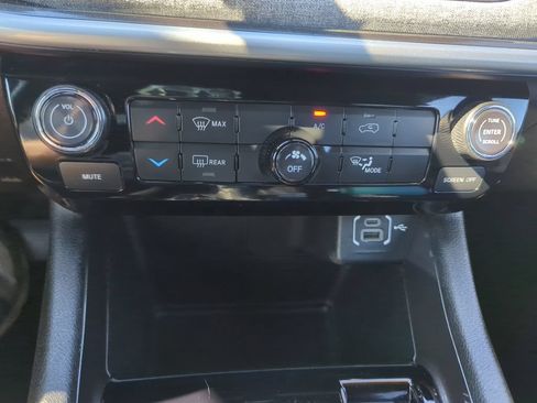 Used 2024 Jeep Compass Latitude AWD/4WD image 19