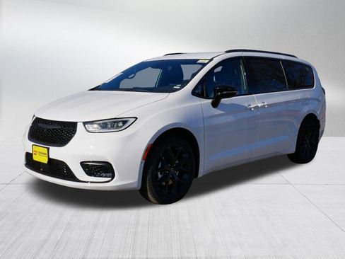 New 2026 Chrysler Pacifica Select image 3