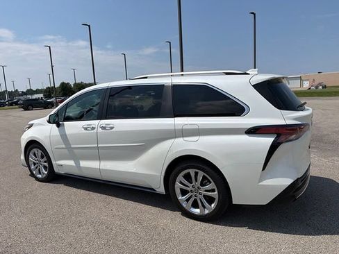 Used 2021 Toyota Sienna Platinum FWD image 17