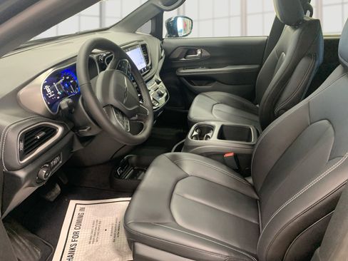 New 2026 Chrysler Pacifica Select image 9