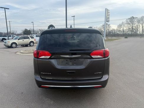Used 2017 Chrysler Pacifica Limited image 4