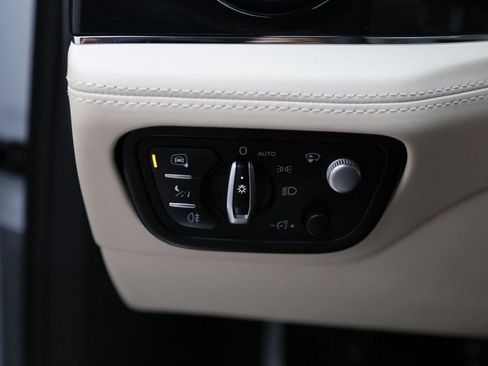 Used 2021 Bentley Bentayga image 56