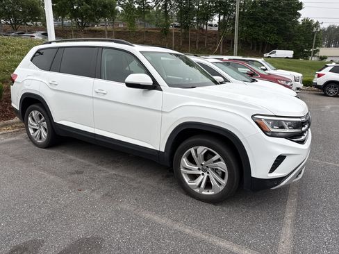 Used 2022 Volkswagen Atlas SE w/ Panoramic Sunroof Package FWD image 2