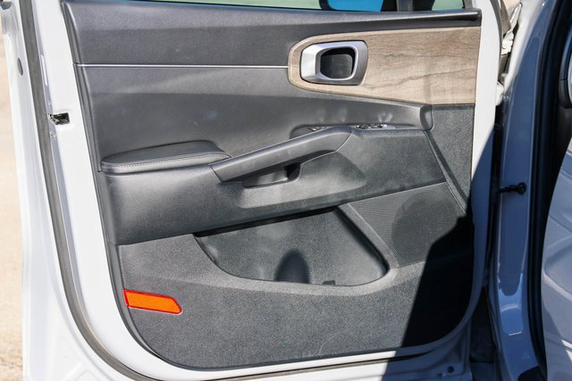 Used 2022 Kia Sorento EX w/ Panoramic Sunroof Package FWD image 11