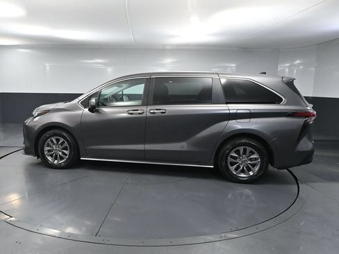Used 2022 Toyota Sienna XLE AWD/4WD image 9