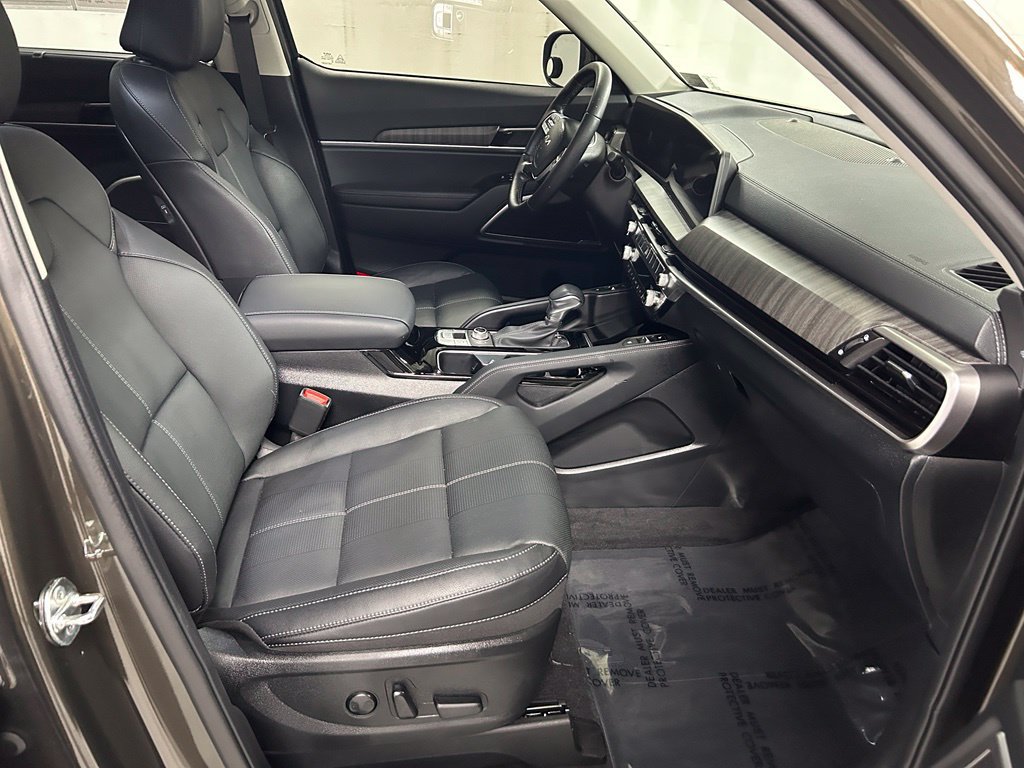 Used 2025 Kia Telluride EX w/ EX Captain's Chair Package AWD/4WD image 13