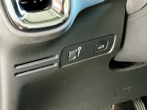 Used 2020 Volvo XC40 T5 Momentum w/ Protection Package Premier image 10