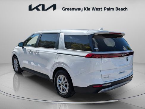 Used 2023 Kia Carnival LX FWD image 5