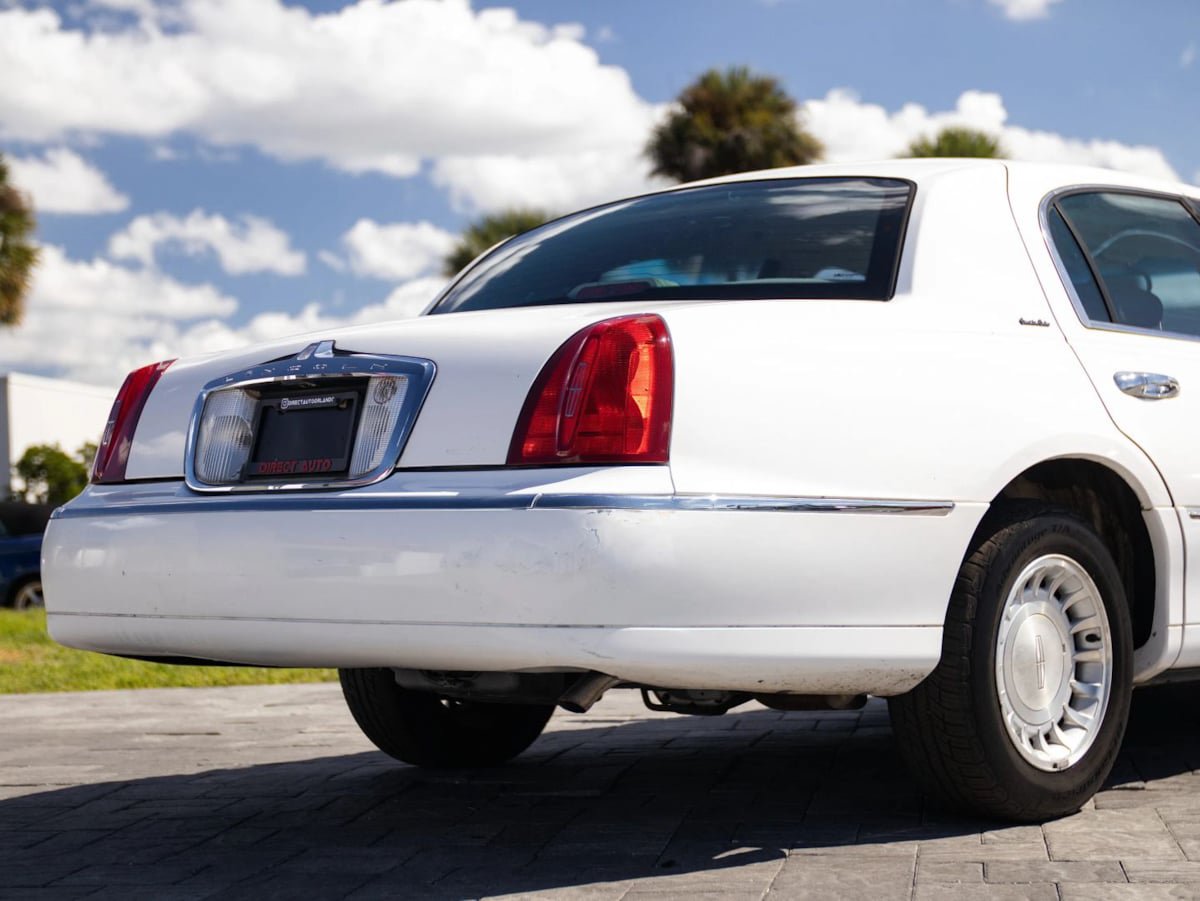 Used 2000 Lincoln Town Car Executive RWD image 14