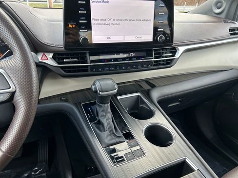 Certified 2024 Toyota Sienna Platinum image 11