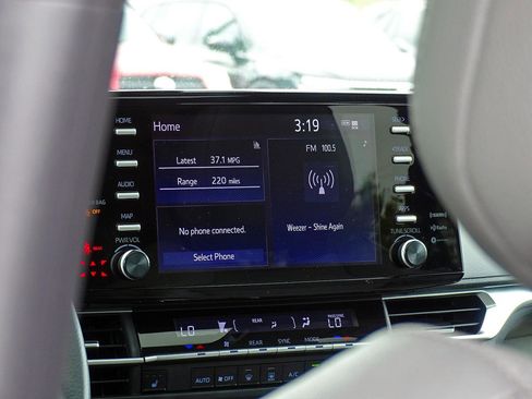 Used 2024 Toyota Sienna XLE FWD image 21