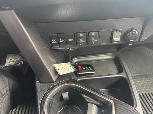 Used 2018 Toyota RAV4 SE image 39