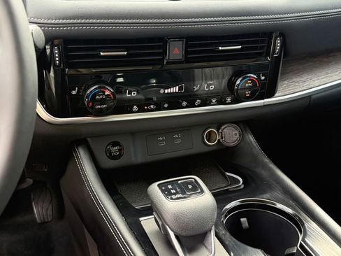 Used 2025 Nissan Rogue Platinum FWD image 21
