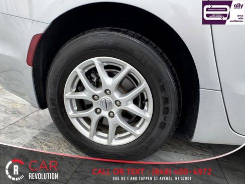 Used 2022 Chrysler Pacifica Touring-L image 13