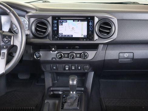 Used 2018 Toyota Tacoma TRD Sport image 17