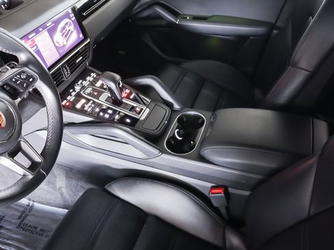 Certified 2022 Porsche Cayenne AWD/4WD image 17