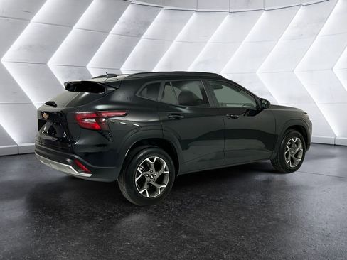 Used 2025 Chevrolet Trax LT w/ LT Convenience Package image 4