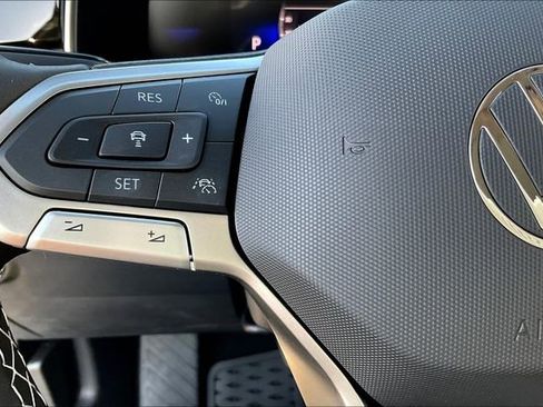 New 2025 Volkswagen Taos SE image 18