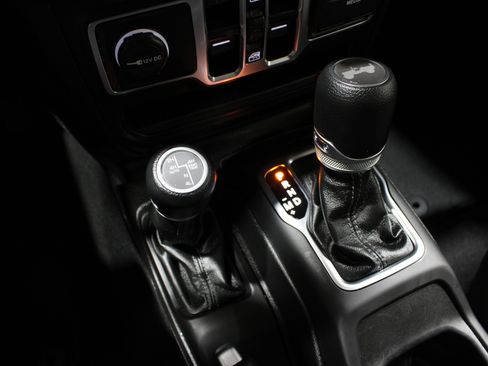Used 2025 Jeep Wrangler Unlimited Sahara AWD/4WD image 18
