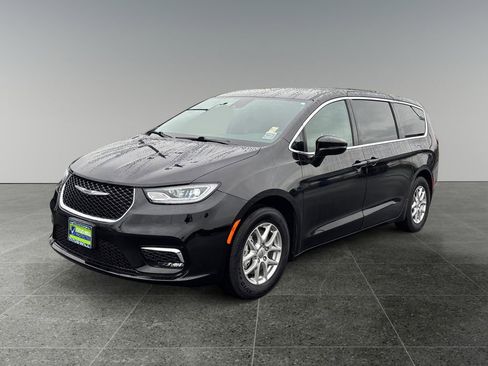 Used 2025 Chrysler Pacifica Select image 3