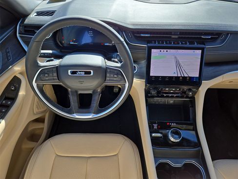 Used 2024 Jeep Grand Cherokee Limited w/ Luxury Tech Group II image 14