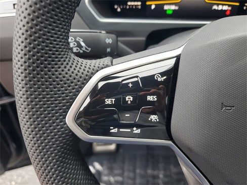 Certified 2022 Volkswagen Tiguan SE R-Line image 22