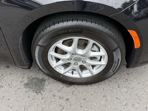 Used 2024 Chrysler Pacifica Touring-L FWD image 11