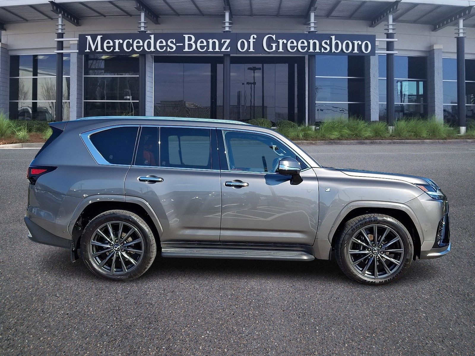 Used 2025 Lexus LX 700h F Sport w/ Accessory Package (Z1) AWD/4WD image 7