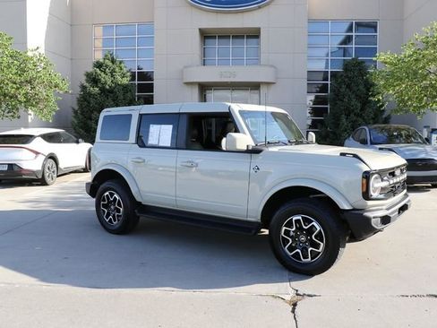 Used 2025 Ford Bronco Outer Banks AWD/4WD image 1