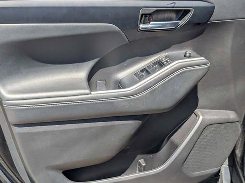 Used 2022 Toyota Highlander XLE image 11