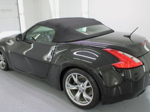 Used 2010 Nissan 370Z Touring w/ Sport Pkg RWD image 28