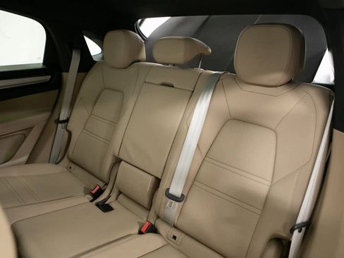 Certified 2022 Porsche Cayenne Platinum Edition image 26