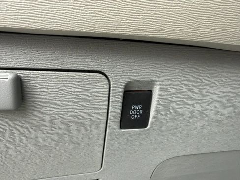 Used 2013 Toyota Sienna LE w/ Towing Pkg AWD/4WD image 22