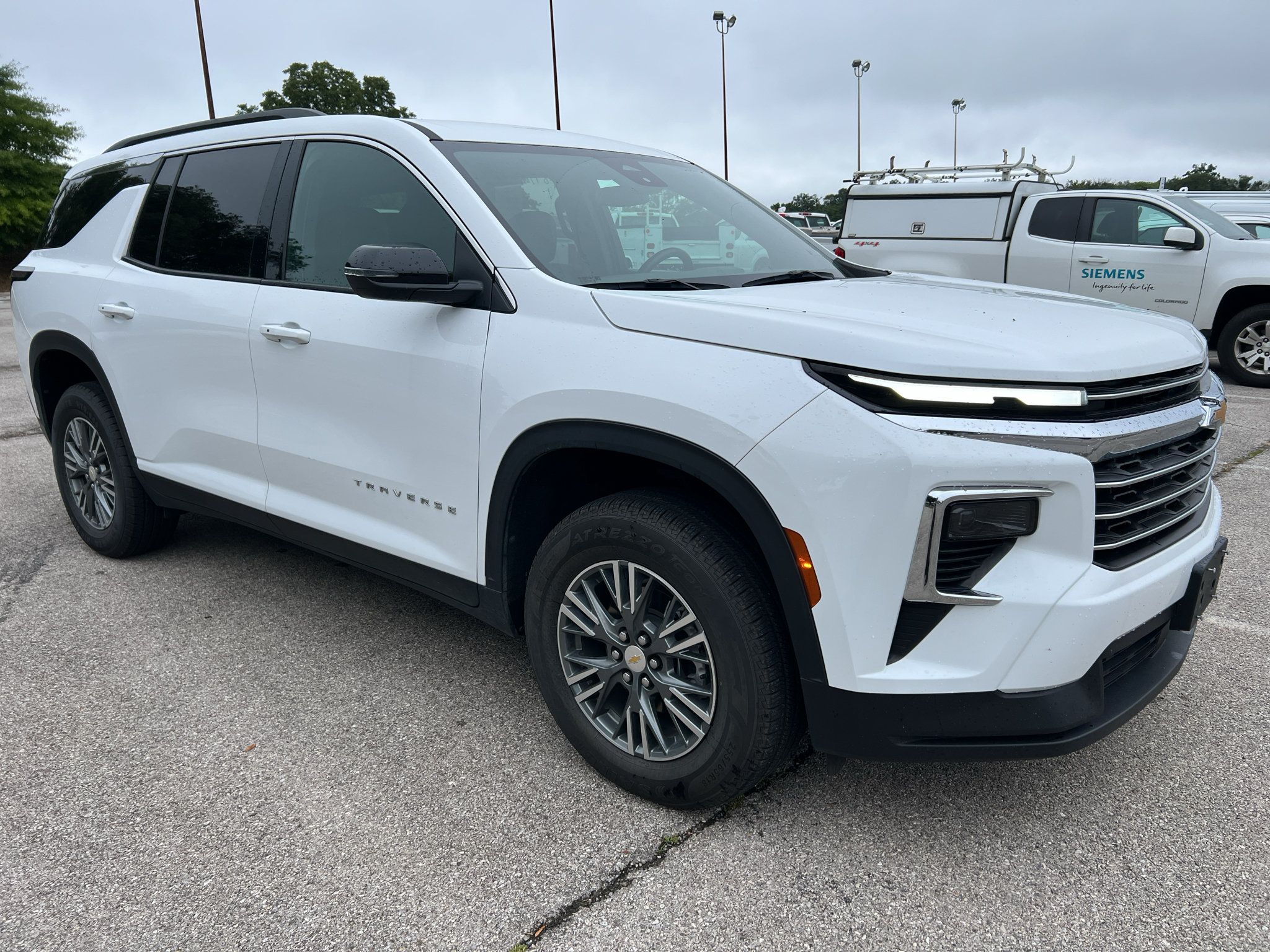 Used 2025 Chevrolet Traverse LT AWD/4WD image 1