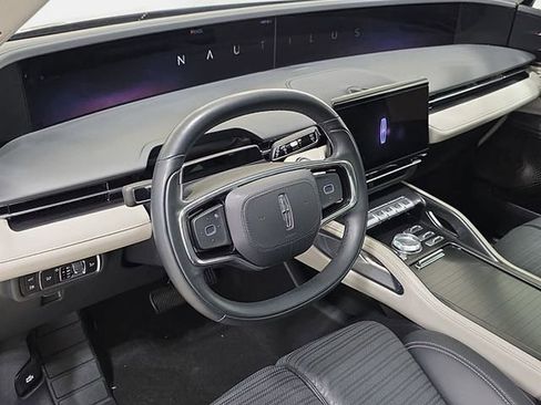 Used 2025 Lincoln Nautilus Reserve AWD/4WD image 13