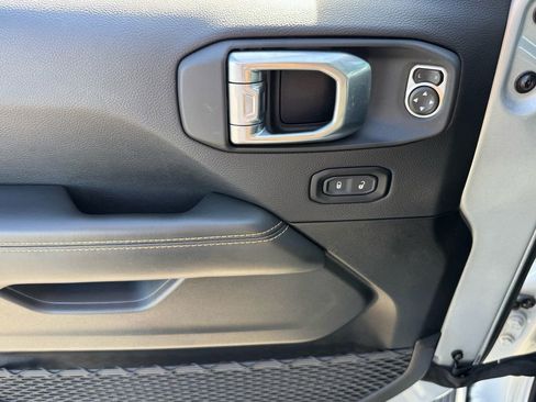 Used 2024 Jeep Wrangler Sahara image 12