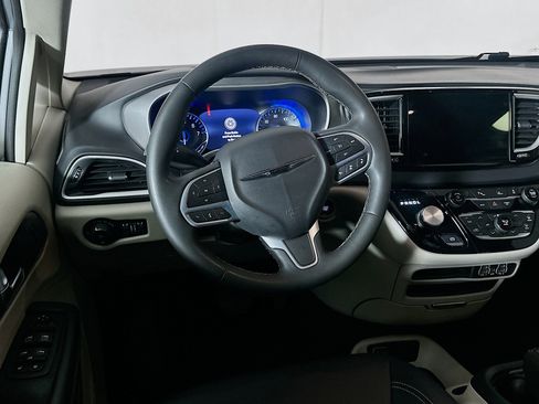 Used 2023 Chrysler Pacifica Touring-L image 18