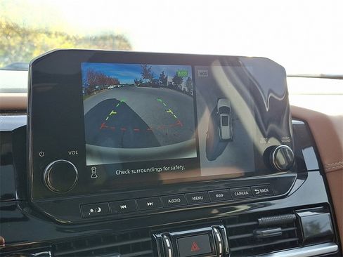 Used 2023 Nissan Pathfinder Platinum image 4