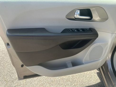 Used 2018 Chrysler Pacifica Touring-L w/ Premium Audio Group image 8